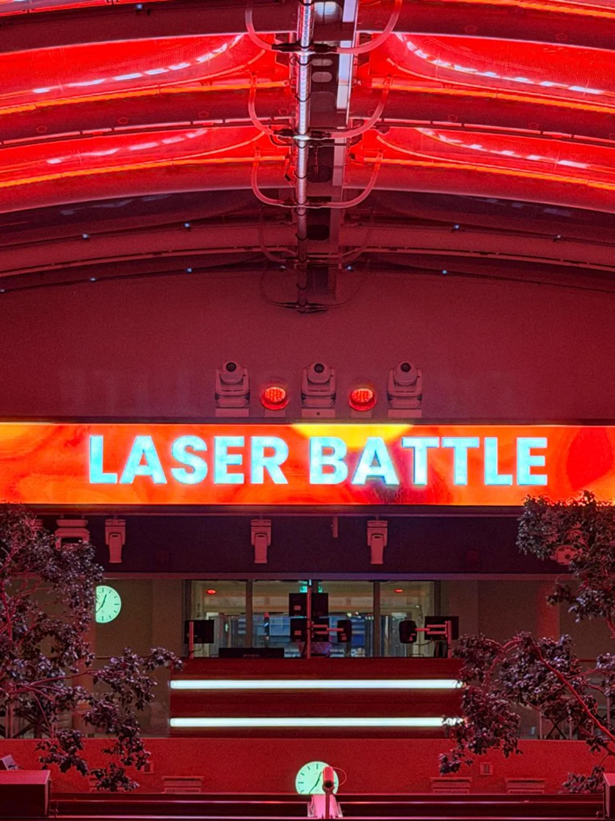 Allestimento scenografico Laser Battle collegato al software iMedia Hub